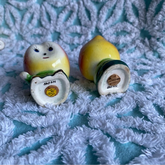 Vintage anthropomorphic salt & pepper shaker set sweet sad peaches fruits - Picture 6 of 6